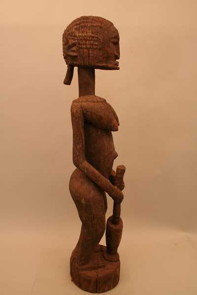 Dogon.(statue), d`afrique : Mali, statuette Dogon.(statue), masque ancien africain Dogon.(statue), art du Mali - Art Africain, collection privées Belgique. Statue africaine de la tribu des Dogon.(statue), provenant du Mali, 1102/4184.statue Dogon représentant une femme ancêtre pilant le mil ou le manioc. Elle a une chevelure cannelée vers l